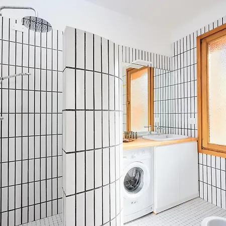 Italian Design Small Attic アパート ボローニャ